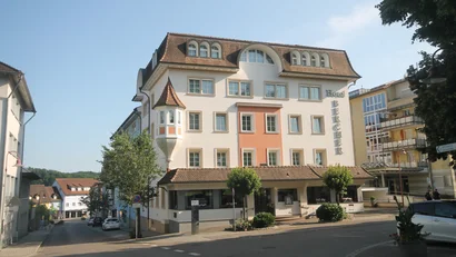 Hotel Bercher an einer Straßenecke bei Sonnenschein