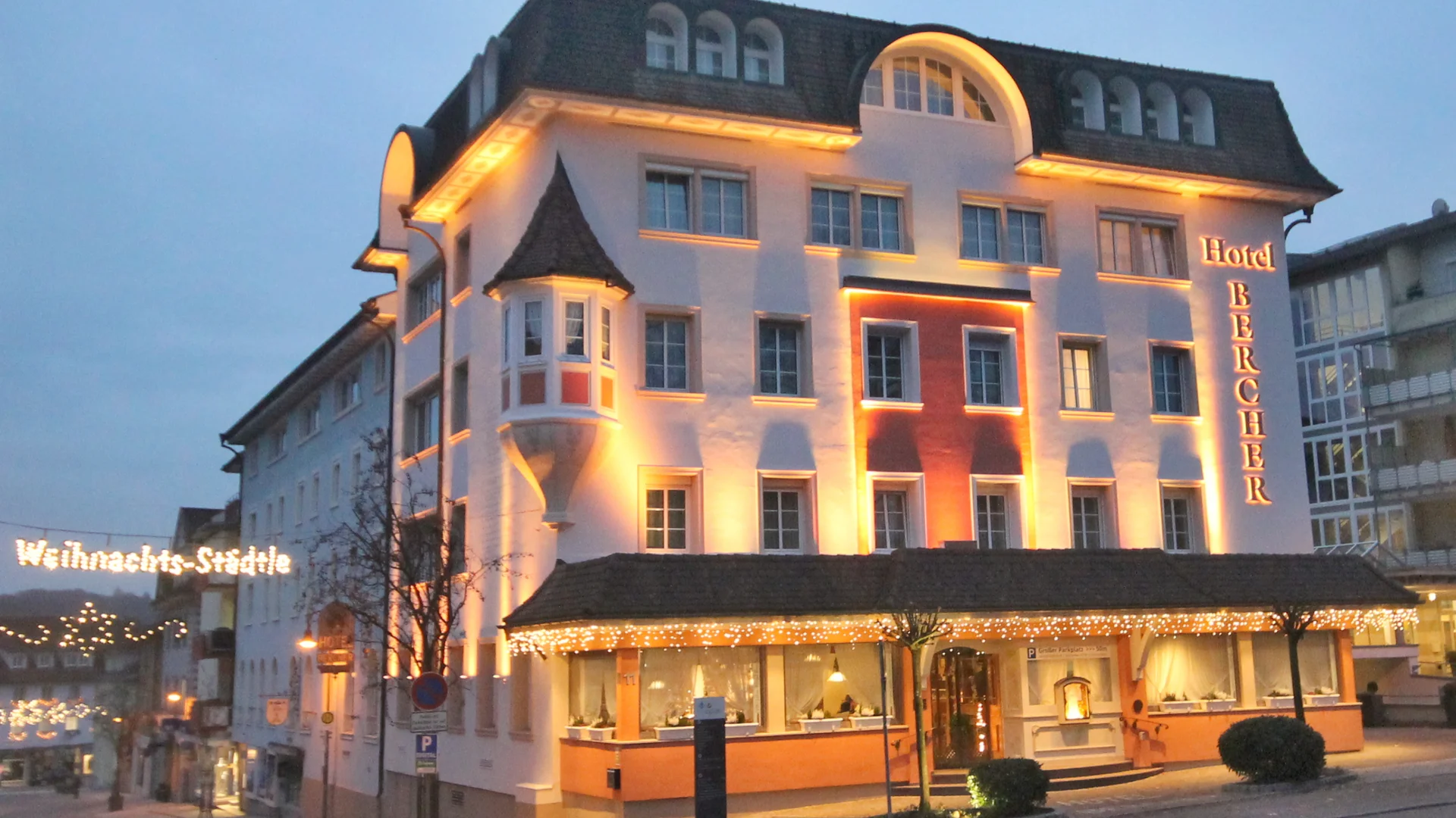 Beleuchtetes Hotel Bercher in der Abenddämmerung mit Weihnachtsbeleuchtung